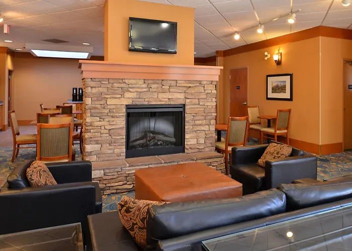 Econo Lodge Inn & Suites University