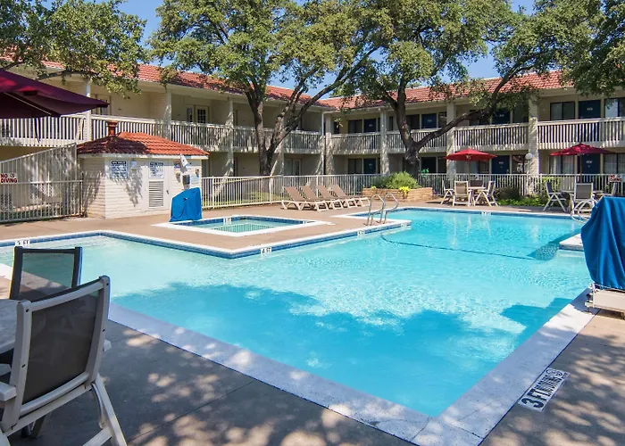 Central hotel: Motel 6-Addison, Tx - Dallas