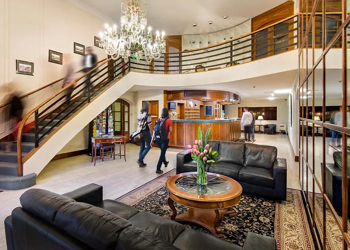 Hotel with pool: Adelaide Inn