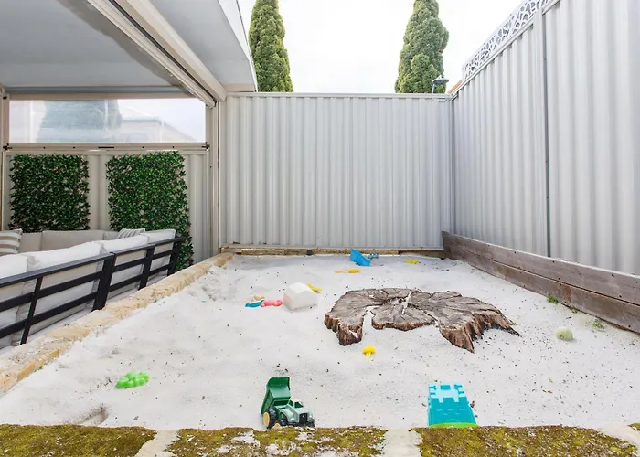Scarborough Family Stay | Yard & Kids Play Area