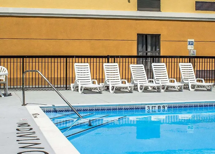 Cheap hotel: Comfort Inn Dunn Near I-95