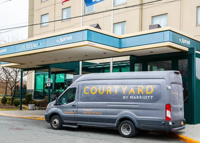 Hotel with pool: Courtyard By Marriott New York Jfk Airport
