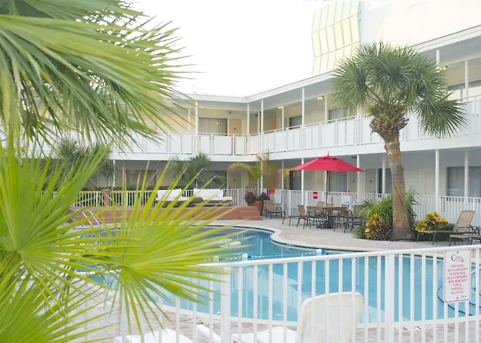 Hotel with pool: Collins Hotel