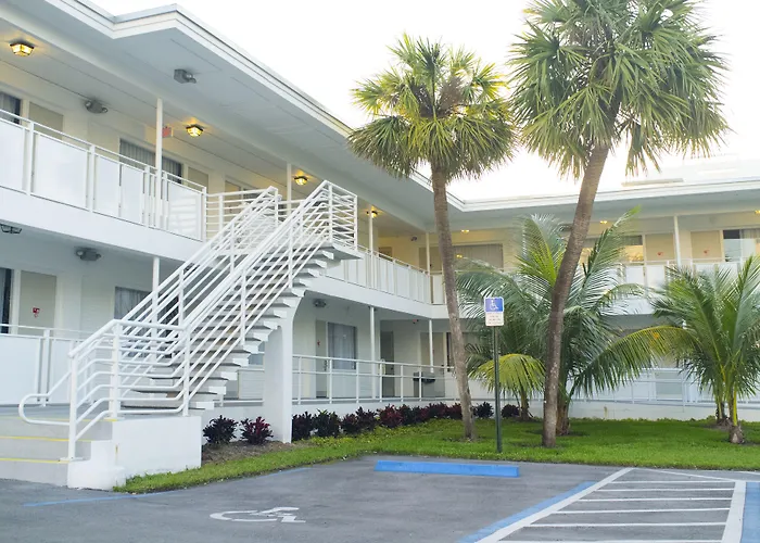 Hotel with pool: Collins Hotel