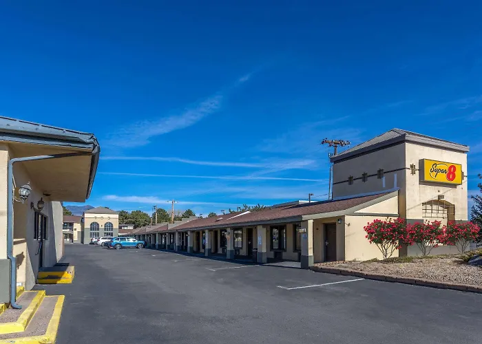 Super 8 By Wyndham Nau/Downtown Conference Center