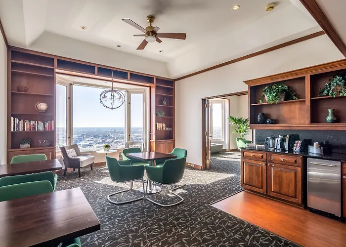 Motel: The Buckingham Hotel