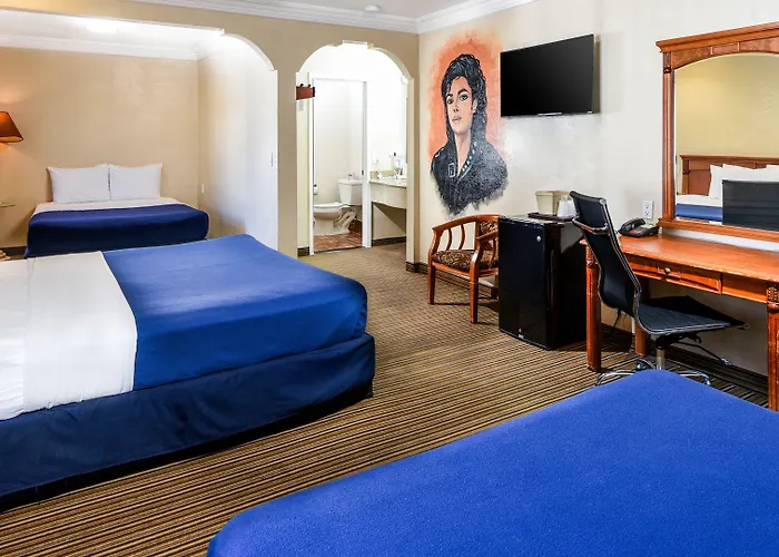  Hollywood Inn Express North