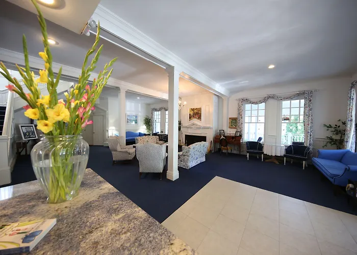 Colonial Inn Harbor Springs