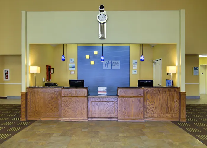 Holiday Inn Express Hotel & Suites Kansas City Sports Complex By Ihg