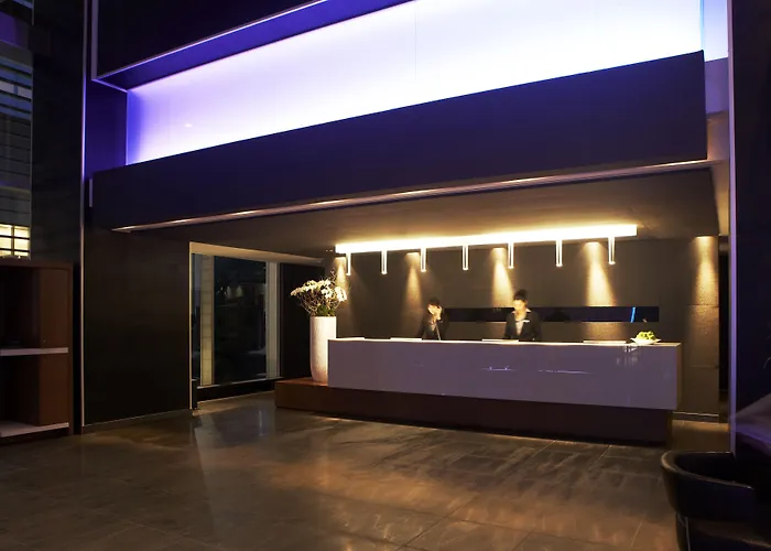 Hotels Close to Airport Le Germain Maple Leaf Square