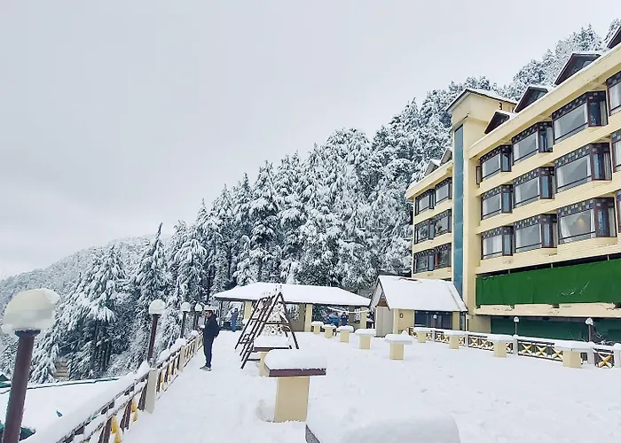 Family Hotel: Snow Valley Resorts Dalhousie