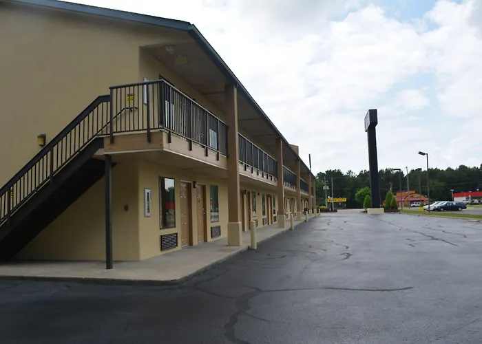 Deluxe Inn - Fayetteville I-95