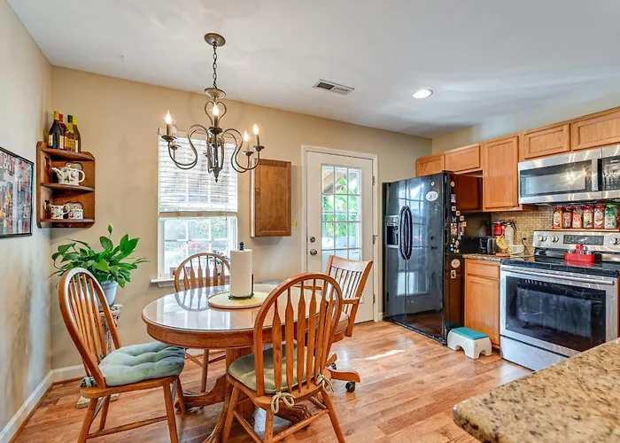 Wine & Bbq Trail Fun: Home W/ Hot Tub In Lexington