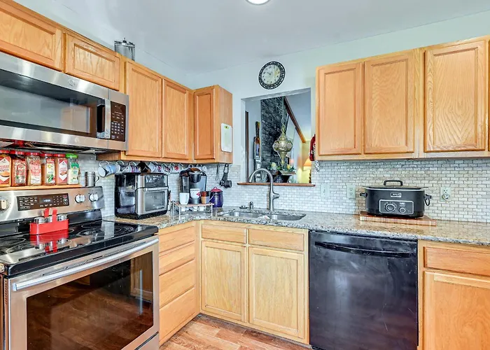 Wine & Bbq Trail Fun: Home W/ Hot Tub In Lexington