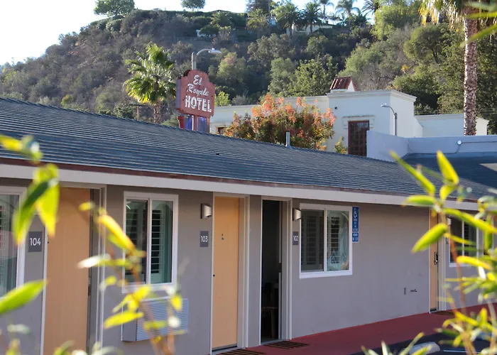 4 star hotel: El Royale Gardens Near Universal Studios