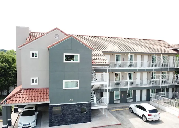 Motels Village Motor Inn