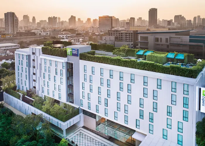 Hotel with view: Holiday Inn Express Bangkok Soi Soonvijai By Ihg