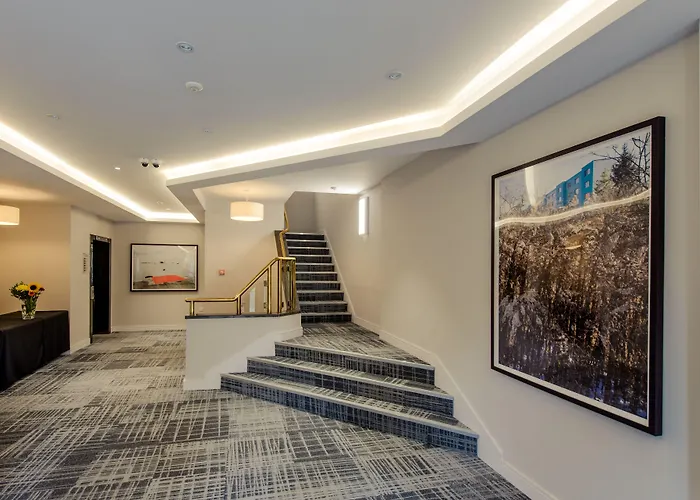 Hotel near College: Premier Suites Plus Glasgow Bath Street