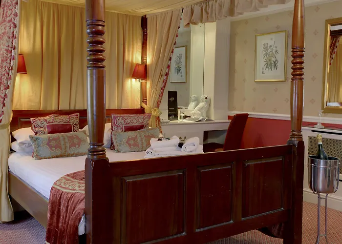 Cheap hotel: Angel And Royal Hotel