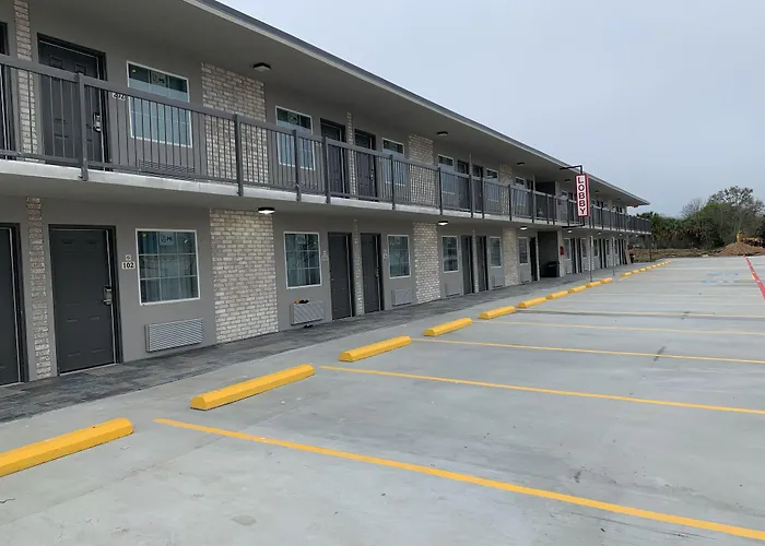 Super 8 By Wyndham Sulphur South