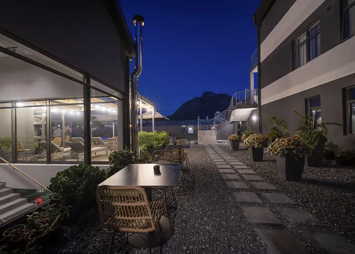 Kloof Street - Lion Roars s & Lodges