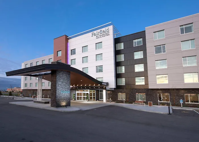 Hotel with pool: Fairfield By Marriott Edmonton International Airport