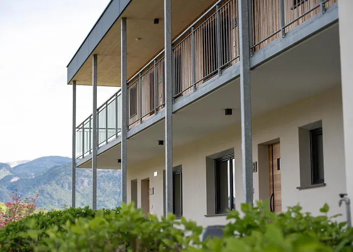 Felsenegg Appartements - Moderne Wohnungen Im Luftkurort Mit Traumhaftem Garten Naehe Meran Fuer Paare Und Familien