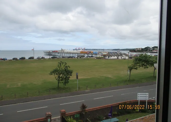 Sefton Lodge Seafront ,Panoramic Sea View Ensuite Balcony Rooms Available, Guest Garden