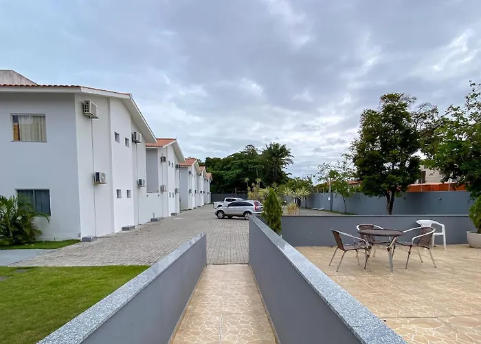 Apartamento 2Q no condomínio Vila Tropical, a uma quadra da Barraca do Gaúcho, cond. com piscina, área gourmet e parquinho infantil