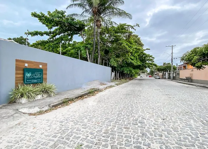 Apartamento 2Q no condomínio Vila Tropical, a uma quadra da Barraca do Gaúcho, cond. com piscina, área gourmet e parquinho infantil