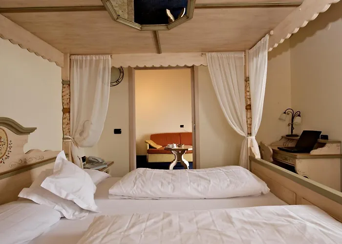 Hotel Ping Pong: Hotel Touring