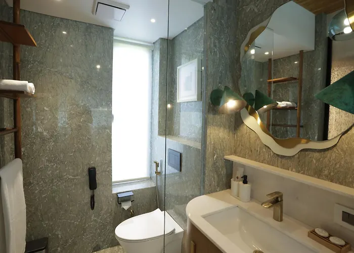 Luxury hotel only: Regency Hotel Malabar Hill