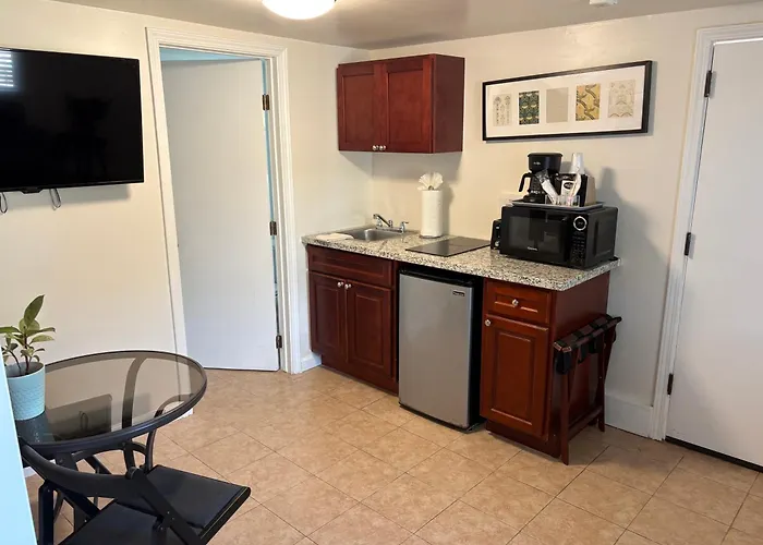 Cheap hotel: Bide-A-Wee Inn And Cottages
