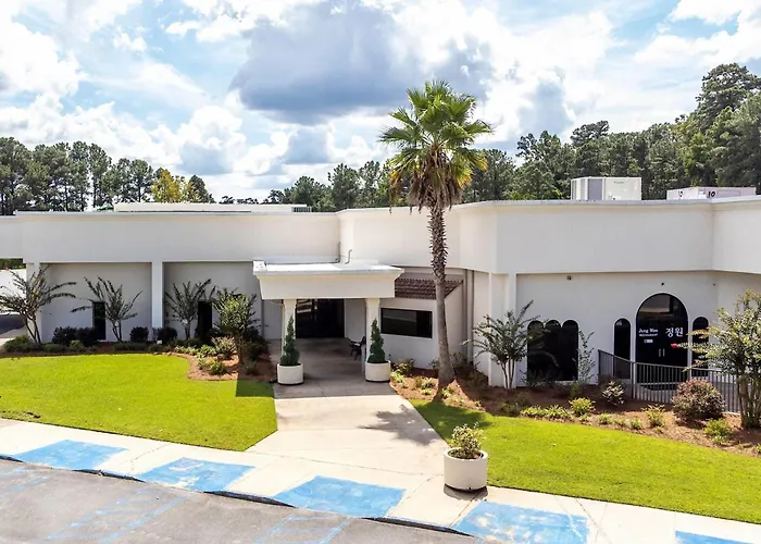 Cottonwood Suites Savannah Hotel & Conference Center