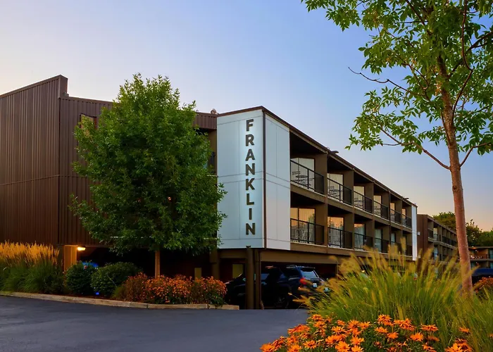 Hotel with pool: Hayward Inn