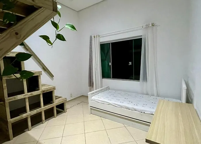 Casa Samaúma Floripa, ALUGUEL DE QUARTOS - Achochego e Tranquilidade à 30 metros da Praia