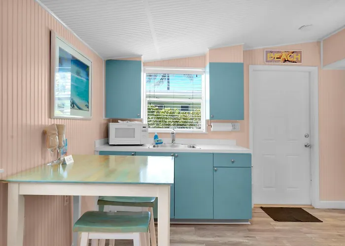 Cheap hotel: Sunset Cove Beach Resort