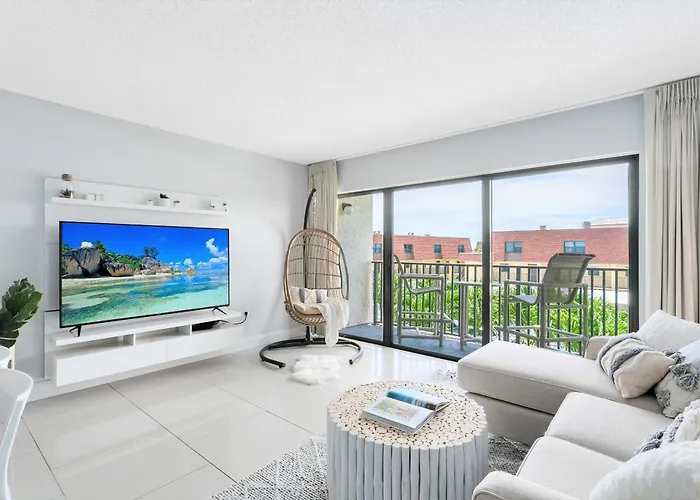 Central hotel: Chateau By The Sea 302