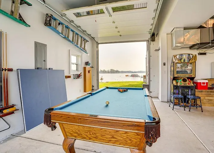 Chapman Lake Retreat With Pier, Fire Pit And Games