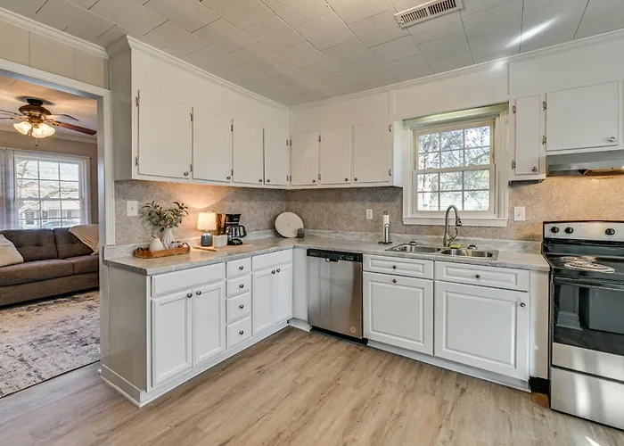 2 Mi To Uptown Lexington: Pet-Friendly Getaway!