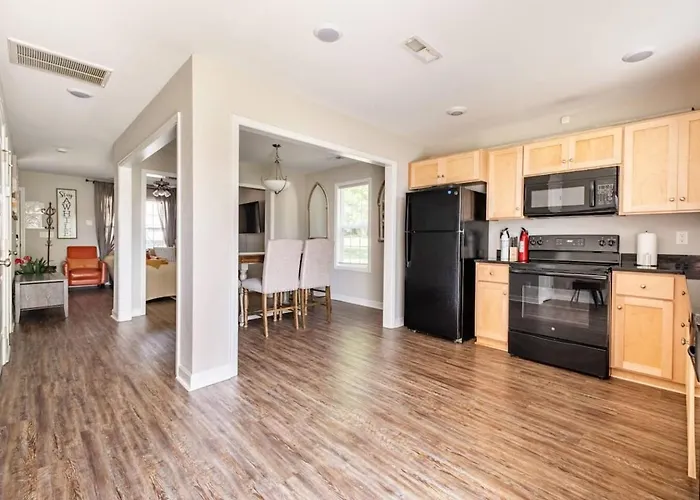 6 Bedrooms Sleeps 16 Great Area