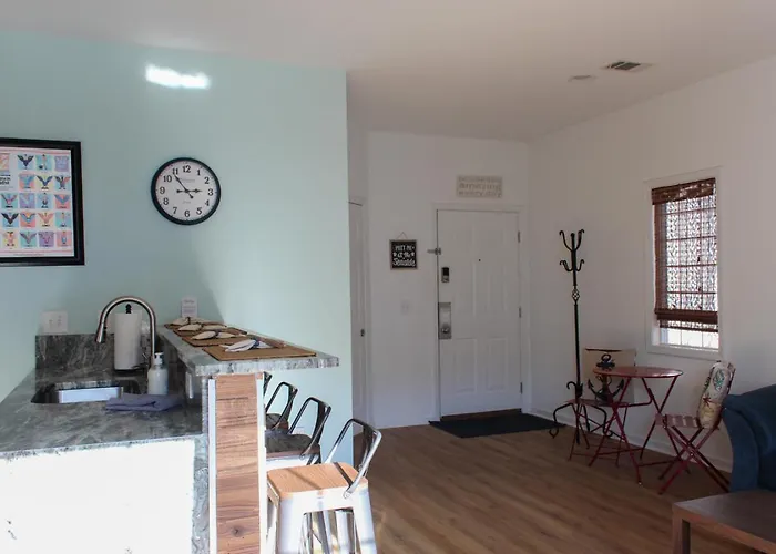 The Jr. Suite At 205 Royal Poste Rd.