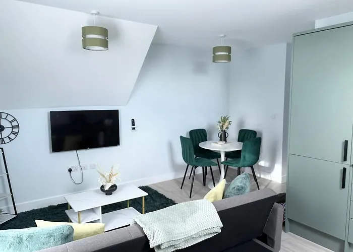 Central 2Br Home With Parking Near Ferry