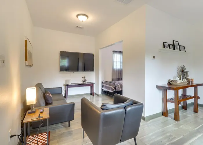 4 Mi To Lake Bastrop Pet-Friendly Apartment!