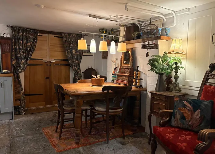 Quirky Hidden Gem, Garden Flat By Town Centre Park