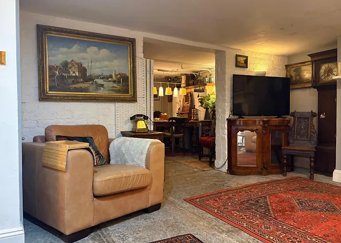 Quirky Hidden Gem, Garden Flat By Town Centre Park
