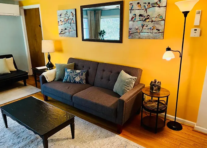 Private Green Cottage Near Downtown