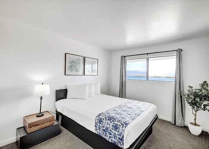 Oceanside Marina Suites - A Waterfront Hotel