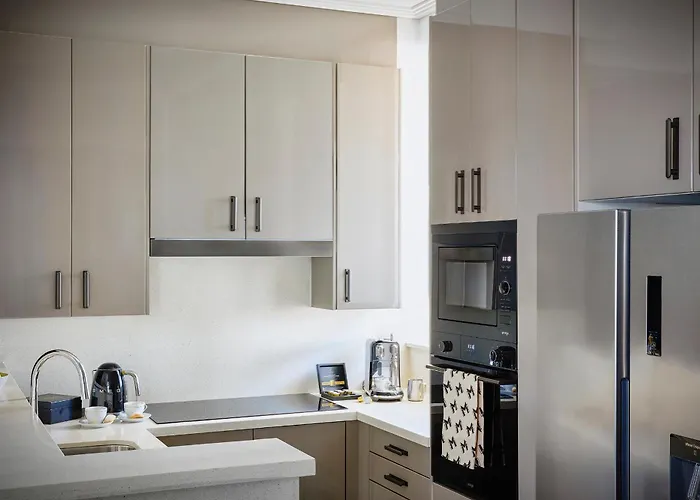 Luxury hotel only: Meriton Suites Pitt Street, Sydney