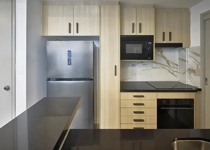 Luxury hotel only: Meriton Suites Pitt Street, Sydney